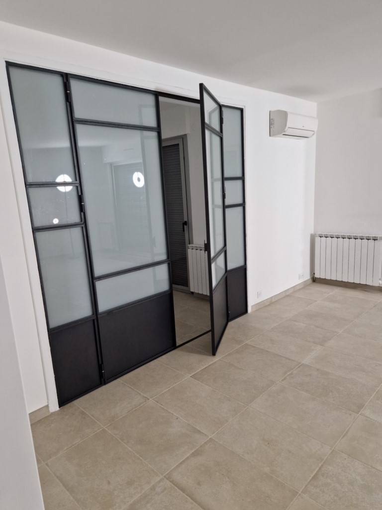 Escalier limon central mixte en acier et bois sur Aix-en-Provence